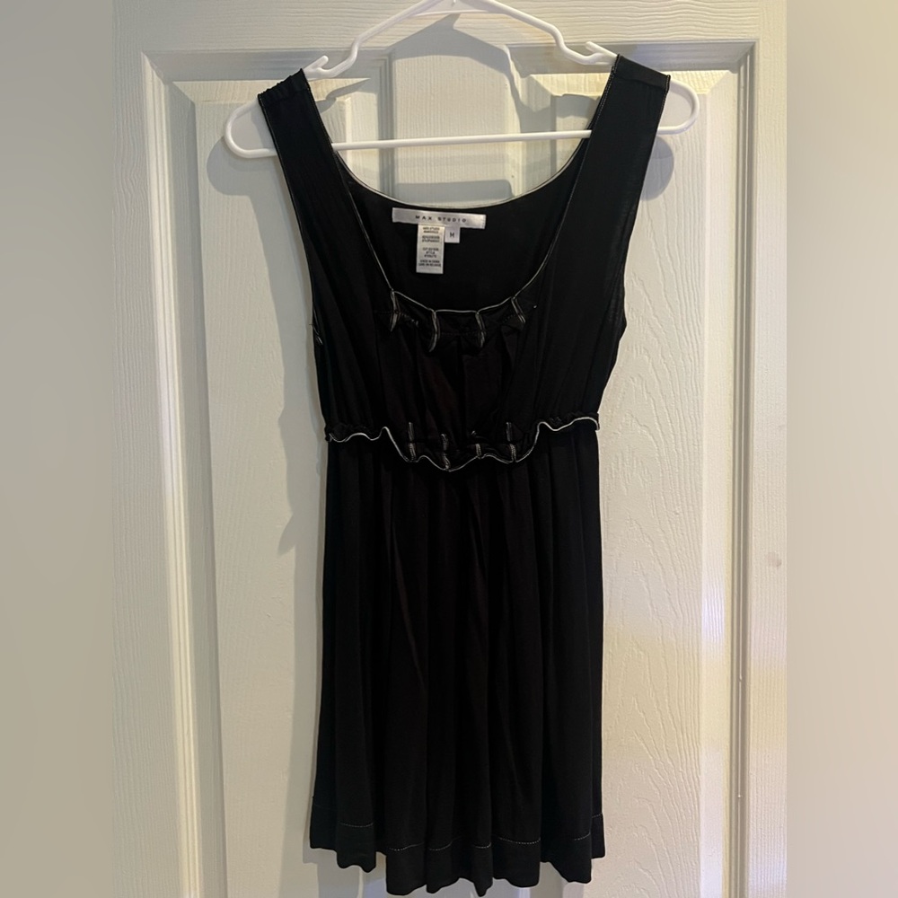 Max Studio stretchy back top with white detailing.